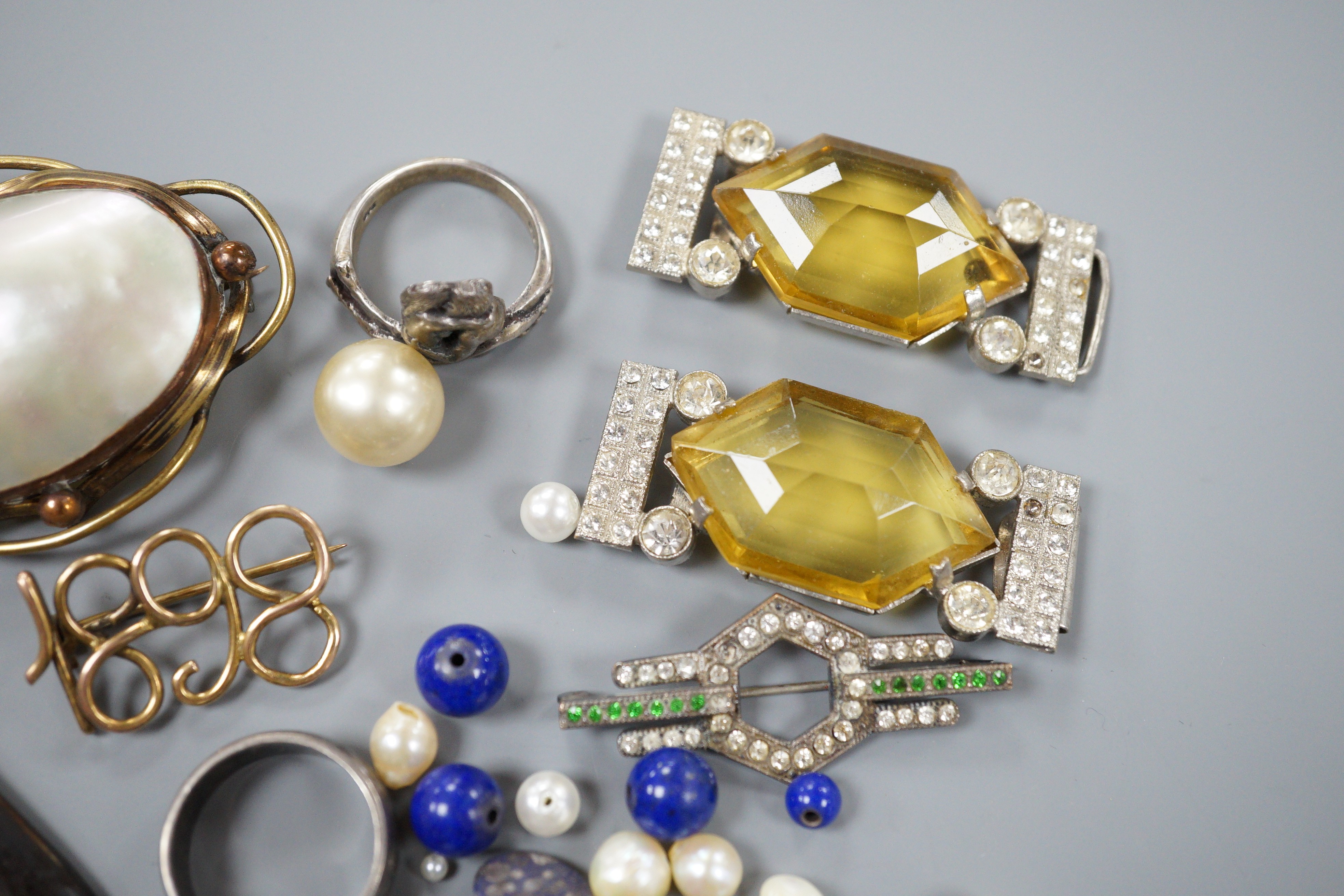 A small quantity of assorted jewellery, including costume and a Victorian yellow metal and turquoise set mourning brooch.